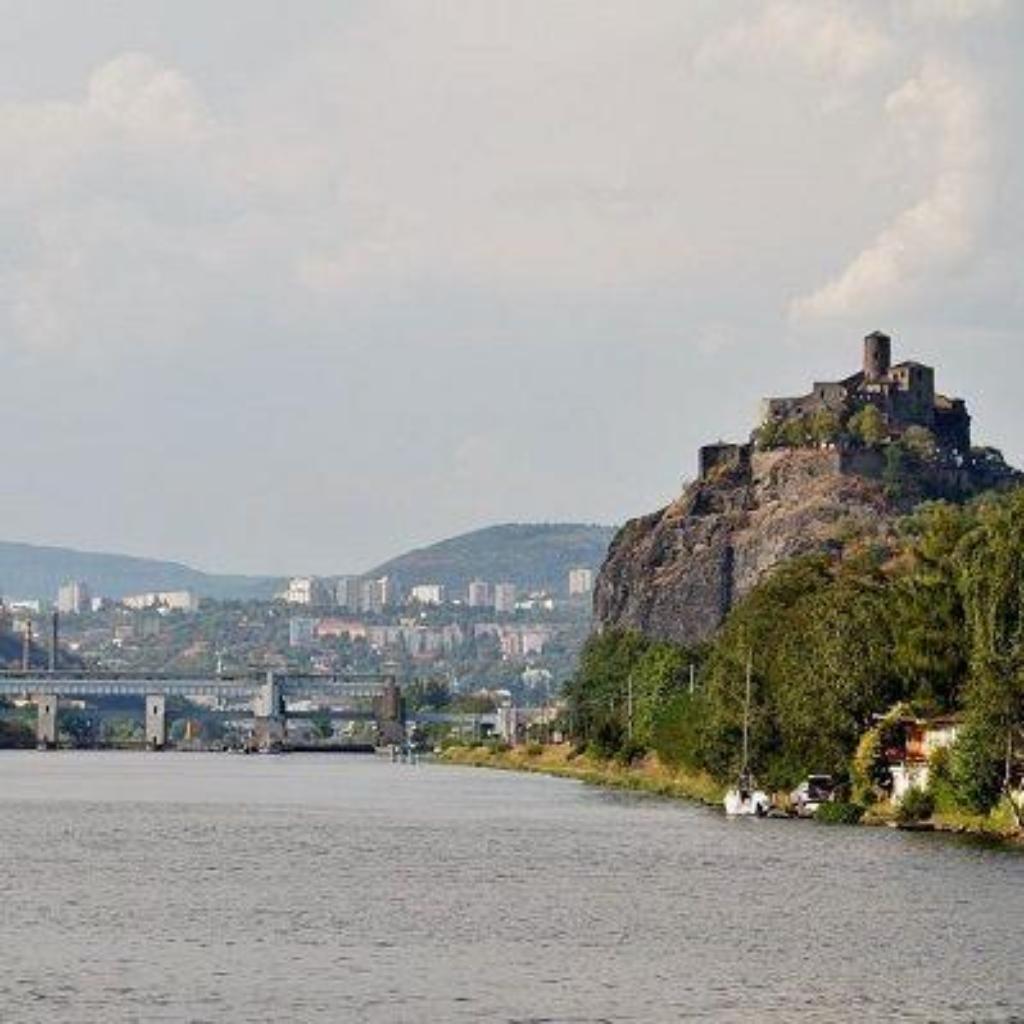 https://pixabay.com/de/photos/fluss-elbe-usti-nad-labem-strom-3620847/